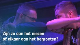 Wie kunnen er nu beter corona-proof handshakes bedenken dan rappers? | RTV Oost