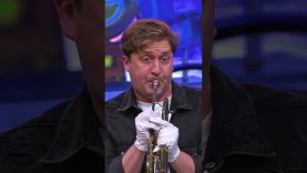 Alex Ploeg en zijn trompet-act 🎺 #LastOneLaughingNL #vals