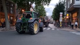 Protesterende boeren rijden met veel bombarie door Stad