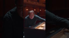 Fazil Say imitates the saz on piano – Concertgebouw Shorts